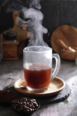 İçinden buhar çıkan bir fincan kahve.