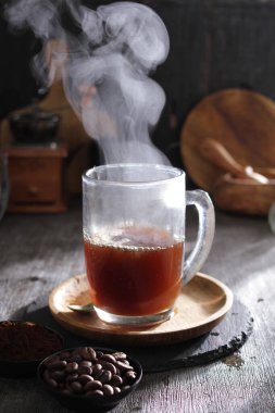 İçinden buhar çıkan bir fincan kahve.