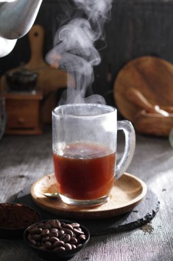İçinden buhar çıkan bir fincan kahve.