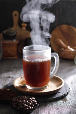 İçinden buhar çıkan bir fincan kahve.
