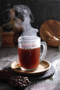 İçinden buhar çıkan bir fincan kahve.