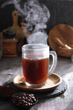 İçinden buhar çıkan bir fincan kahve.