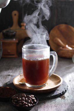 İçinden buhar çıkan bir fincan kahve.
