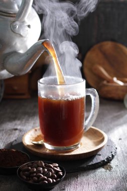 Bardağa doldurulmuş bir fincan kahve.