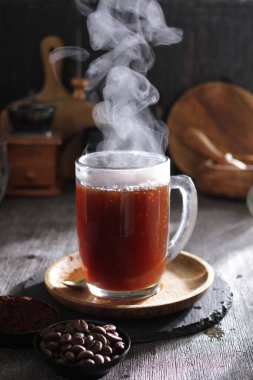 İçinden buhar çıkan bir fincan kahve.