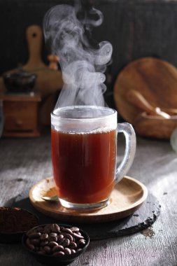 İçinden buhar çıkan bir fincan kahve.
