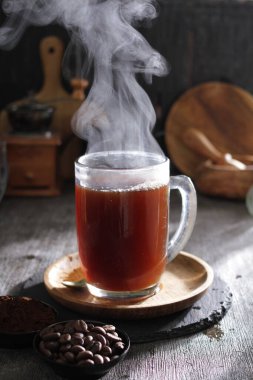 İçinden buhar çıkan bir fincan kahve.