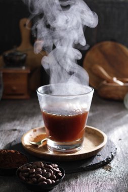 İçinden buhar çıkan bir fincan kahve.