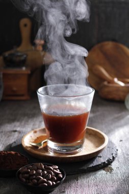 İçinden buhar çıkan bir fincan kahve.