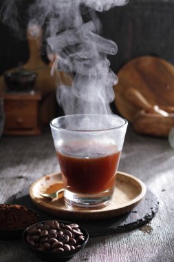İçinden buhar çıkan bir fincan kahve.