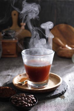 İçinden buhar çıkan bir fincan kahve.