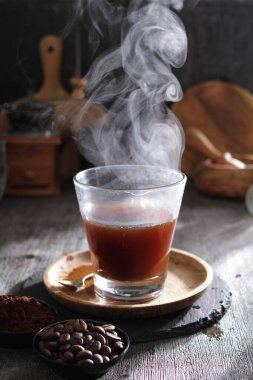 İçinden buhar çıkan bir fincan kahve.