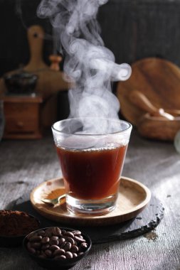 İçinden buhar çıkan bir fincan kahve.