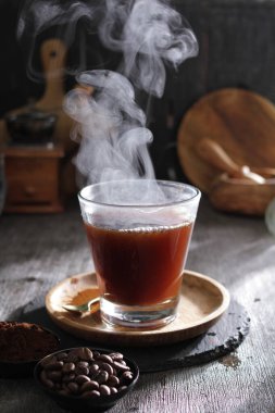 İçinden buhar çıkan bir fincan kahve.