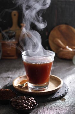 İçinden buhar çıkan bir fincan kahve.
