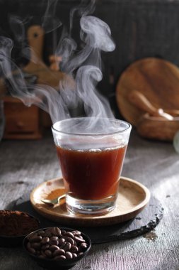 İçinden buhar çıkan bir fincan kahve.