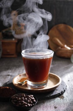 İçinden buhar çıkan bir fincan kahve.