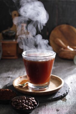 İçinden buhar çıkan bir fincan kahve.