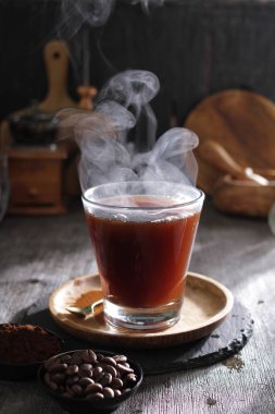 İçinden buhar çıkan bir fincan kahve.