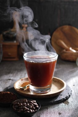 İçinden buhar çıkan bir fincan kahve.