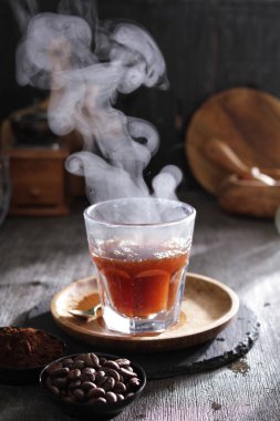 İçinden buhar çıkan bir fincan çay.