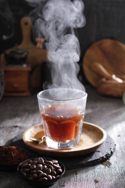 İçinden buhar çıkan bir fincan çay.