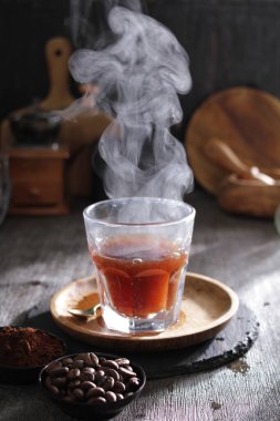 İçinden buhar çıkan bir fincan çay.