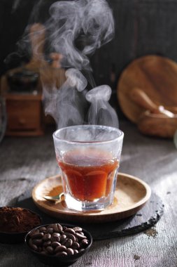 İçinden buhar çıkan bir fincan çay.