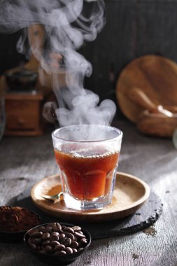 İçinden buhar çıkan bir fincan çay.