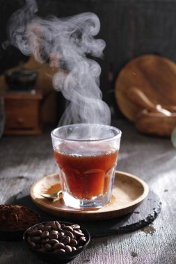 İçinden buhar çıkan bir fincan çay.