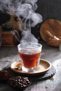 İçinden buhar çıkan bir fincan çay.