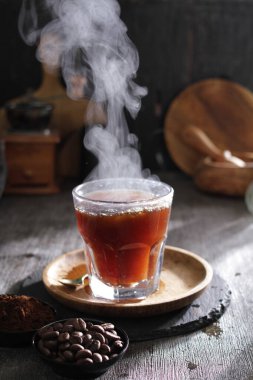 İçinden buhar çıkan bir fincan çay.