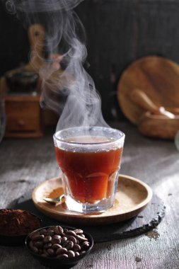 İçinden buhar çıkan bir fincan çay.