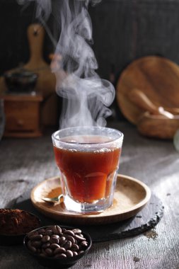 İçinden buhar çıkan bir fincan çay.