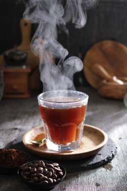 İçinden buhar çıkan bir fincan çay.