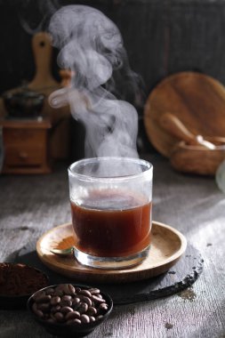 İçinden buhar çıkan bir fincan kahve.