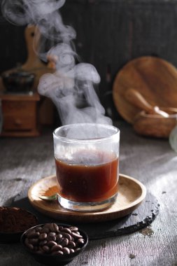 İçinden buhar çıkan bir fincan kahve.