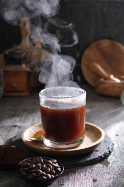 İçinden buhar çıkan bir fincan kahve.