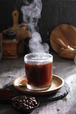 İçinden buhar çıkan bir fincan kahve.