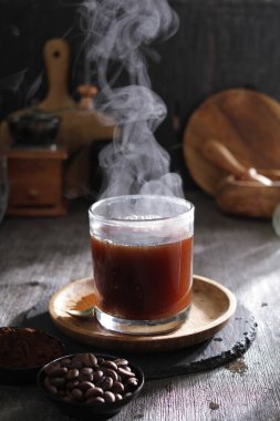 İçinden buhar çıkan bir fincan kahve.