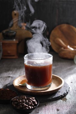 İçinden buhar çıkan bir fincan kahve.