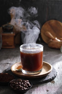 İçinden buhar çıkan bir fincan kahve.