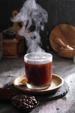 İçinden buhar çıkan bir fincan kahve.