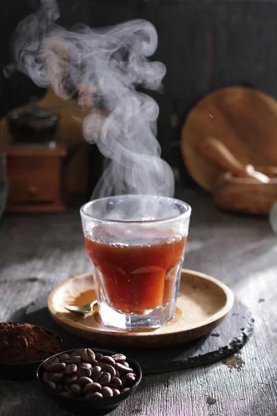 İçinden buhar çıkan bir fincan çay.