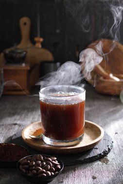 İçinden buhar çıkan bir fincan kahve.