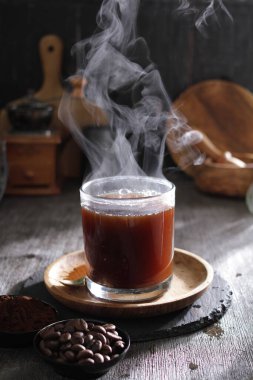 İçinden buhar çıkan bir fincan kahve.