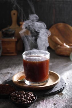 İçinden buhar çıkan bir fincan kahve.