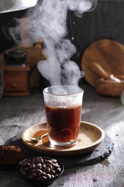 İçinden buhar çıkan bir fincan kahve.