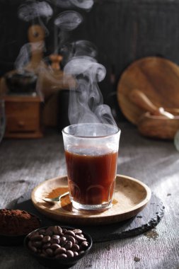 İçinden buhar çıkan bir fincan kahve.