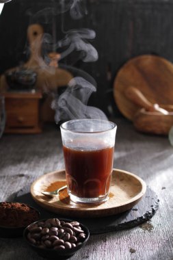 İçinden buhar çıkan bir fincan kahve.